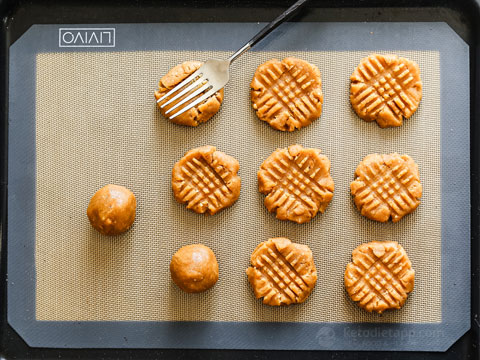 Chewy Low-Carb Peanut Butter Cookies (gluten-free, keto, paleo) Chewy Low-Carb Peanut Butter Cookies