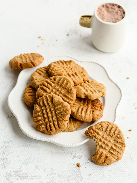 Chewy Low-Carb Peanut Butter Cookies (gluten-free, keto, paleo) Chewy Low-Carb Peanut Butter Cookies